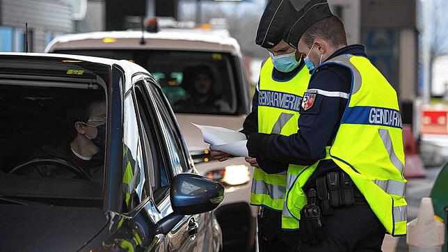 03.02.2021, Frankreich, Saint-Julien-En-Genevois: Französische Gendarmerie-Beamte kontrollieren den Grenzübertritt von Fahrzeugen an der ...