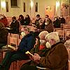Etwa 70 Personen kommen zu dem Friedensgebet in die Lorenzkirche. Die blieb an dem Abend unbeheizt, das eingesparte Geld für die ...