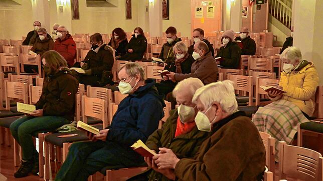 Etwa 70 Personen kommen zu dem Friedensgebet in die Lorenzkirche. Die blieb an dem Abend unbeheizt, das eingesparte Geld für die ...