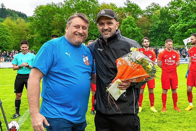 Rivalen nur auf dem Platz: Vorsitzender Klaus Fricker (links) vom VFB Waldshut gratulierte Geschäftsführer Jasmin Rastoder vom FC ...