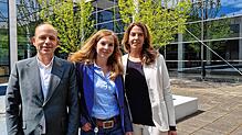Nach der Betriebsversammlung informieren Thomas Bittelmeyer (Vorsitzender des RRPS-Betriebsrats), Helene Sommer (IG Metall) und Thelse ...