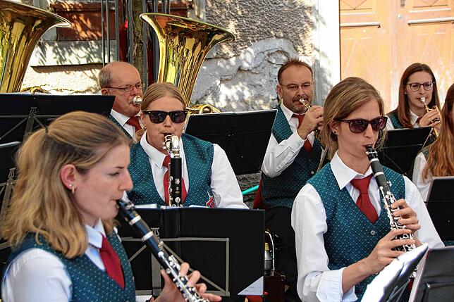 Handwerk, Essen und Unterhaltung wurde beim 15. Stühlinger Herbst geboten. Der Musikverein Blumegg spielte bei der Narrenzunft Hungrige ...
