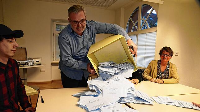 Schlag 18 Uhr begann die Auszählung. Hier wird im Schopfheimer Rathaus gerade der Behälter mit Briefwahl-Stimmen geöffnet. Bild: André Hönig