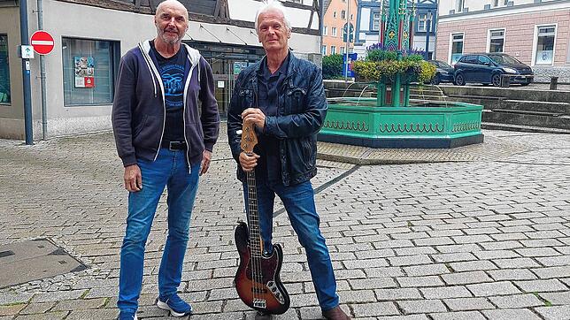 Peter Fischer (links) und Dieter Löffler haben ein Buch geschrieben, das die Szene der Tanz- und Unterhaltungsmusik in Oberschwaben ...