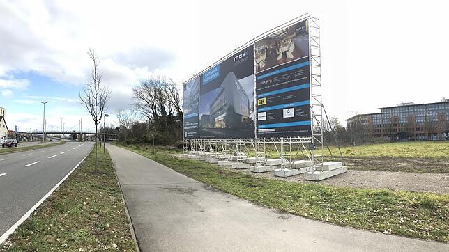 Das mittlerweile zweite Bauschild steht schon da: Hier, zwischen Reichenau- und Line-Eid-Straße in Konstanz, sollen Hotel, Parkhaus, ...