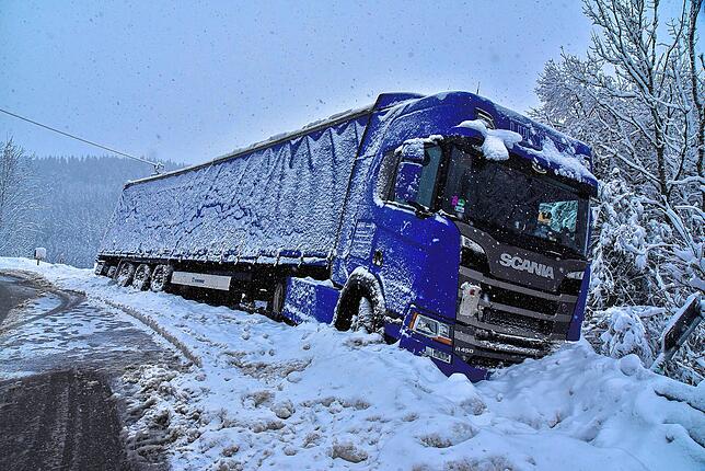 Bild 1: Schneechaos auf den Straßen, Idylle in der Natur, Winterspaß auf den Loipen: Der Winter hat die Region fest im Griff