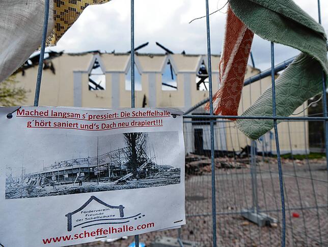 Sanieren ist nach der Brandkatastrophe nicht mehr möglich: Laut Oberbürgermeister Häusler laufen aktuell die Vorbereitungen für den ...