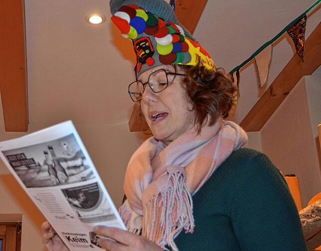 Cornelia Rick trägt aus dem neuen Ochsenbachkurier vor.