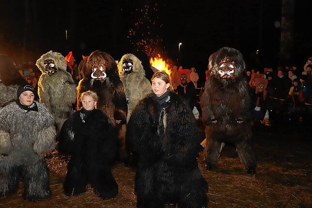 Auch kleine und große Schneeschreck bieten einen Tanz am großen Feuer dar. Dafür werden sie bejubelt.