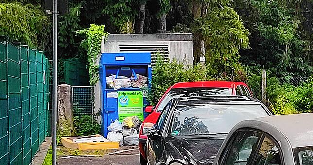 Blick auf einen vollen Container, Matratzen und Hausmüll liegen davor. Aufgenommen am Montag, 17. Juni, in der Grießhaberstraße Waldshut.