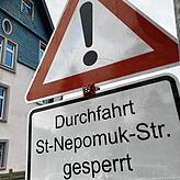 Nur wenige Meter weiter geht‘s auch nicht weiter: In der St. Nepomuk-Straße bauen die Stadtwerke ebenfalls am Fernwärmenetz.