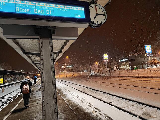 Bereits am Donnerstag, 21. November, kommt es zu Verspätungen, hier am Bahnhof in Waldshut.