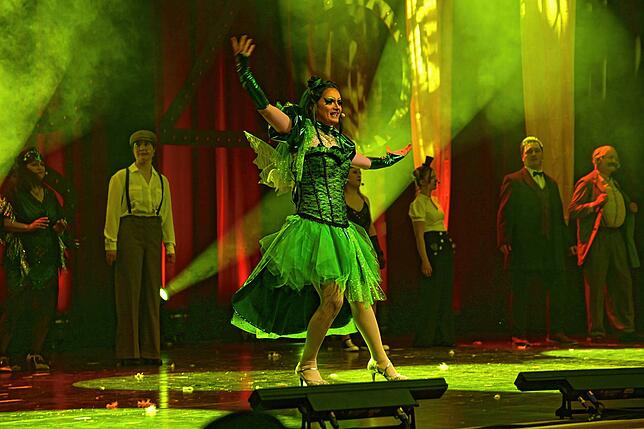 Großer Auftritt für die grüne Fee: Im Kostüm der Figur, die seinerzeit die berühmt-berüchtigte Mode-Spirituose Absinth symbolisierte, ...