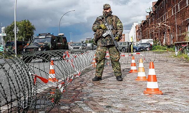 Reservisten der Bundeswehr üben im Hamburger Hafen Sicherungsmaßnahem im Verteidigungsfall wie Fahrzeug- und Personenkontrollen.