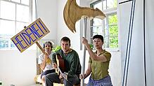 Heidenei werden sich vielleicht auch die Teilnehmer fragen, die an dem Kunstprojekt von Tintin Patrone (rechts) am Freitag, 20. Juni, ...