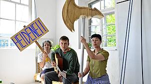 Heidenei werden sich vielleicht auch die Teilnehmer fragen, die an dem Kunstprojekt von Tintin Patrone (rechts) am Freitag, 20. Juni, ...