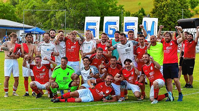 Hurra, wir sind dieser da! Nach acht Jahren kehrt der SV Eschbach zurück in die Kreisliga A, Ost. Wie schon im Hinspiel setzte sich die ...