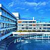 Der Eingangsbereich des Klinikums Friedrichshafen: Seit Jahren schreibt die Einrichtung rote Zahlen. Nun will die Stadt den Landkreis in ...