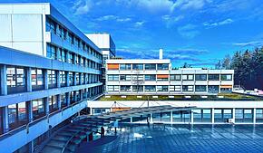 Der Eingangsbereich des Klinikums Friedrichshafen: Seit Jahren schreibt die Einrichtung rote Zahlen. Nun will die Stadt den Landkreis in ...