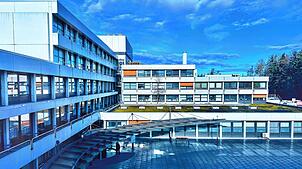 Der Eingangsbereich des Klinikums Friedrichshafen: Seit Jahren schreibt die Einrichtung rote Zahlen. Nun will die Stadt den Landkreis in ...