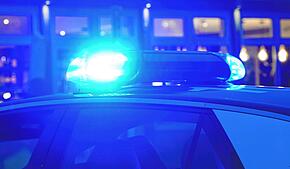 Symbolbild – Zwei Männer sollen in der Nacht 19 Fahrzeuge in Singen beschädigt und einen Mann attackiert haben.