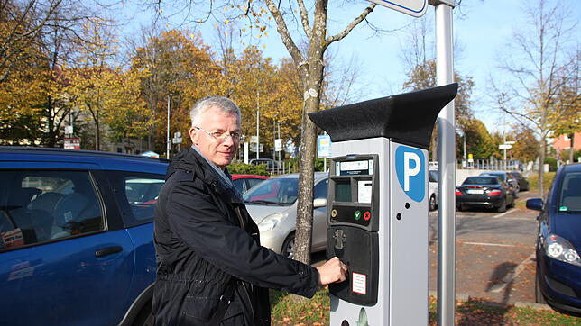 Ottmar Schneider aus Würzburg parkt am Busbahnhof. Auf dem Weg dorthin, hat er keine Hinweisschilder bemerkt.