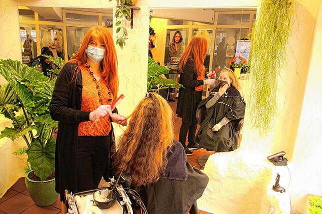 Erika Kirchhoff, Inhaberin des Salons Medusa, mit Kundin Elke Franke.