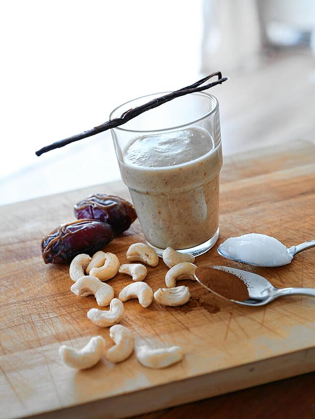 Wie weiße Schokolade: ein Smoothie aus Cashewkernen, Vanille, Zimt, Wasser, Datteln und Kokosöl.