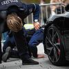 Ein Polizist überprüft auf dem Corneliusplatz das Fahrzeugprofil eines Sportwagens. Die Polizei führte am sogenannten ·Carfreitag· ...