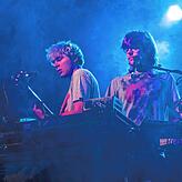 Die Berliner Band Von Wegen Lisbeth wird heftig gefeiert, hier Sänger Matthias Rhode (links) und Robert Tischer am Synthesizer.