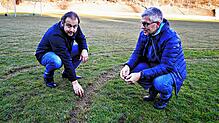 Tiefe Furchen im Rasen: Thomas Hausberger (links), Präsident der Abteilung Fußball beim TuS Meersburg, und Bürgermeister Robert Scherer ...
