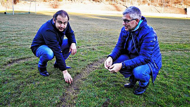 Tiefe Furchen im Rasen: Thomas Hausberger (links), Präsident der Abteilung Fußball beim TuS Meersburg, und Bürgermeister Robert Scherer ...