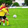 Nicolas Grieger vom FC Öhningen-Gaienhofen (gelbes Trikot) kann sich in dieser Szene durchsetzen.