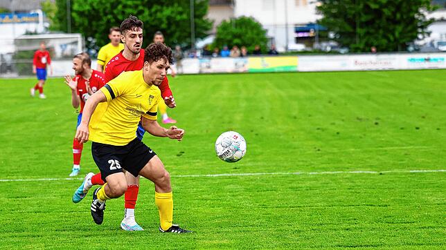 Nicolas Grieger vom FC Öhningen-Gaienhofen (gelbes Trikot) kann sich in dieser Szene durchsetzen.