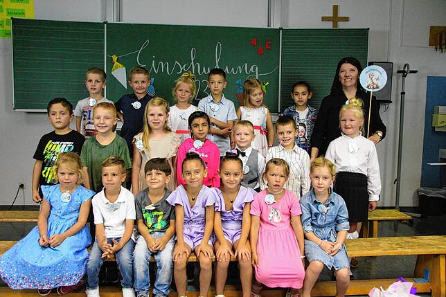 20 Schüler der Klasse 1b der Hohenlupfenschule Stühlingen feierten mit Klassenlehrerin Helga Bielz die Einschulung.