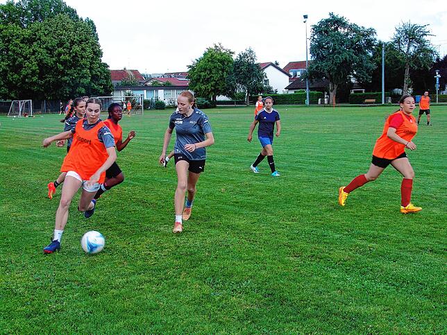 Team „Orange“ gegen Team „Bunt“: Im ersten Trainingsspiel zum Kennenlernen für die neue Saison zeigen die ...