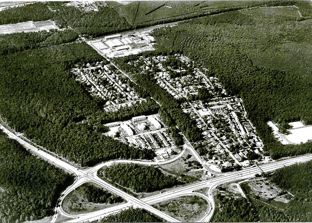Ein Luftbild von 1938 zeigt Zeppelinheim neben der Autobahn Frankfurt-Darmstadt.