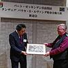 Delegationsleiter Bernhard Greiner (rechts) überreicht dem Bürgermeister von Nagai, Shigeharu Uchiya, das Gastgeschenk: einen ...