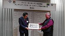 Delegationsleiter Bernhard Greiner (rechts) überreicht dem Bürgermeister von Nagai, Shigeharu Uchiya, das Gastgeschenk: einen ...