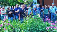 Was blüht denn da so alles bei der Tittisbühlschule? Vertreter aus 15 Kommunen bilden sich in Singen fort und besichtigen Flächen, die ...