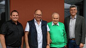 Bürgermeister Dominic Böhler, Heimleiter Karl Seelbach, Horst Weible und Landrat Martin Kistler (von links) beim Sommerfest in ...