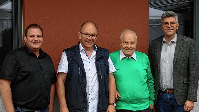 Bürgermeister Dominic Böhler, Heimleiter Karl Seelbach, Horst Weible und Landrat Martin Kistler (von links) beim Sommerfest in ...