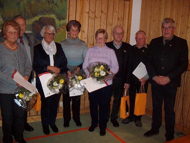 Beim Festabend ehrte der Landesverband des Schwäbischen Albvereines sieben Ortsgruppenmitglieder mit der silbernen Ehrennadel (von ...