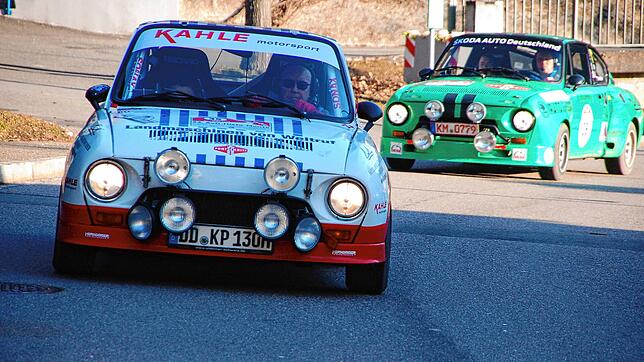 Konzentriert: Das Bild zeigt zwei Teilnehmer der Rallye in Degerfelden, vom Dinkelberg her kommend.