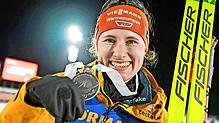 Sichtlich stolz und erfreut präsentiert Janina Hettich-Walz ihre WM-Silbermedaille, die sie im tschechischen Nove Mesto errungen hat. ...