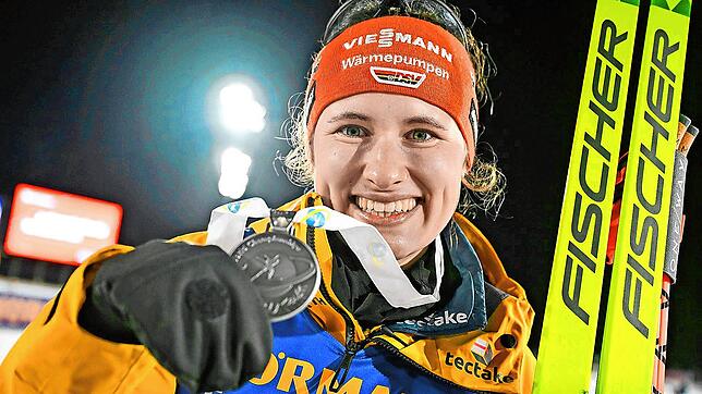 Sichtlich stolz und erfreut präsentiert Janina Hettich-Walz ihre WM-Silbermedaille, die sie im tschechischen Nove Mesto errungen hat. ...