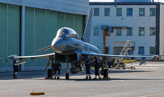Ein Eurofighter steht in Manching zur Auslieferung bereit. Die graue Lackierung wird als einer der letzten Arbeitsschritte ...