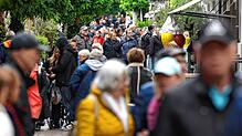 Musik und einkaufen gehen in Radolfzell gut zusammen und locken viele Besucher in die Innenstadt.
