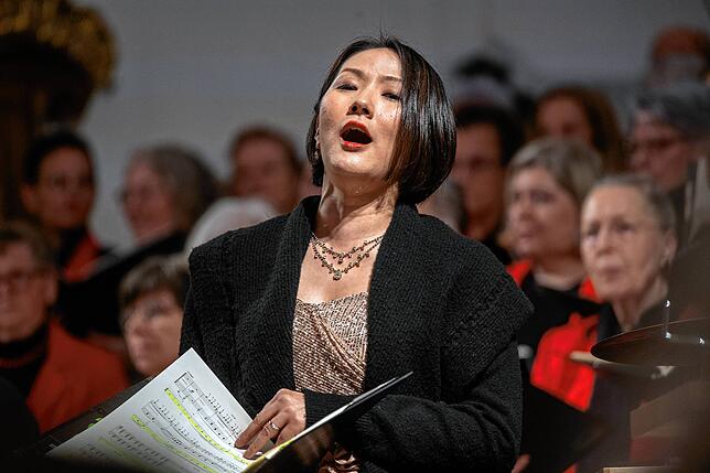 Die Sopranistin Keiko Enomoto ist eine der drei Gesangssolisten, die mit ihrer wundervollen Stimme die Zuhörer beeindruckt.