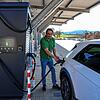 Landwirt Jochen Hauser lädt ein E-Auto an seiner neuen Ladestation in VS-Zollhaus.